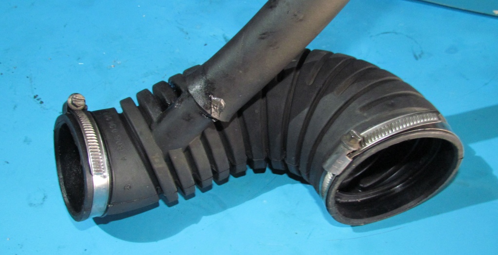 Furtun admisie aer Mercedes W210 E300 / A6060940709