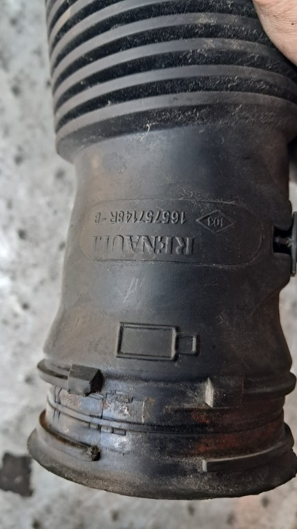 Furtun admisie Dacia Duster 1.5 dci 110 CP cod motor K9K transinie manuala an 2015 cod 165757148R