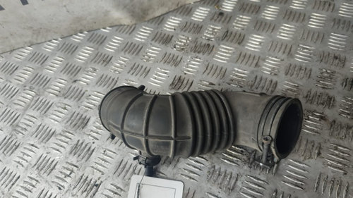 Furtun aer Hyundai i30 1.6 CRDI cod motor D4FB 128 cp / 94KW transmisie automata an 2014 cod 28140-3...