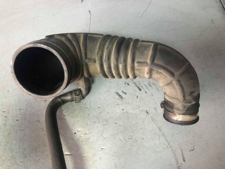 Furtun intercooler 2.9 crdi kia carnival 0k52a13340 ⭐⭐⭐⭐⭐