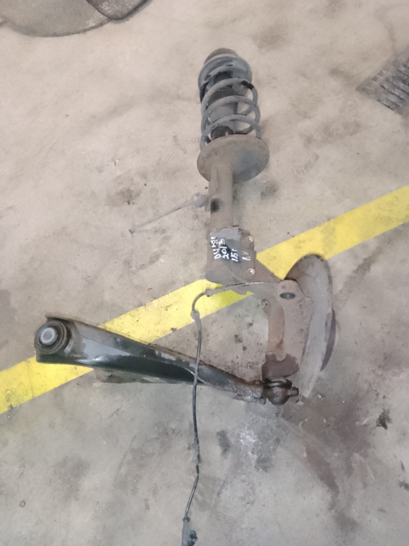 Fuzeta cu amortizor dreapta fata Dacia Duster 1.5 Motorina 2013