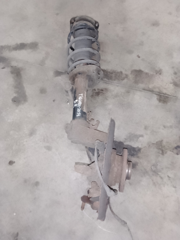 Fuzeta cu amortizor dreapta fata Volkswagen Tiguan 2.0 Motorina 2014