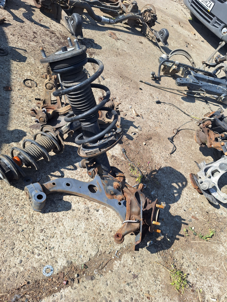 Fuzeta cu amortizor stanga fata Mazda 3 2.2 Motorina 2015, -