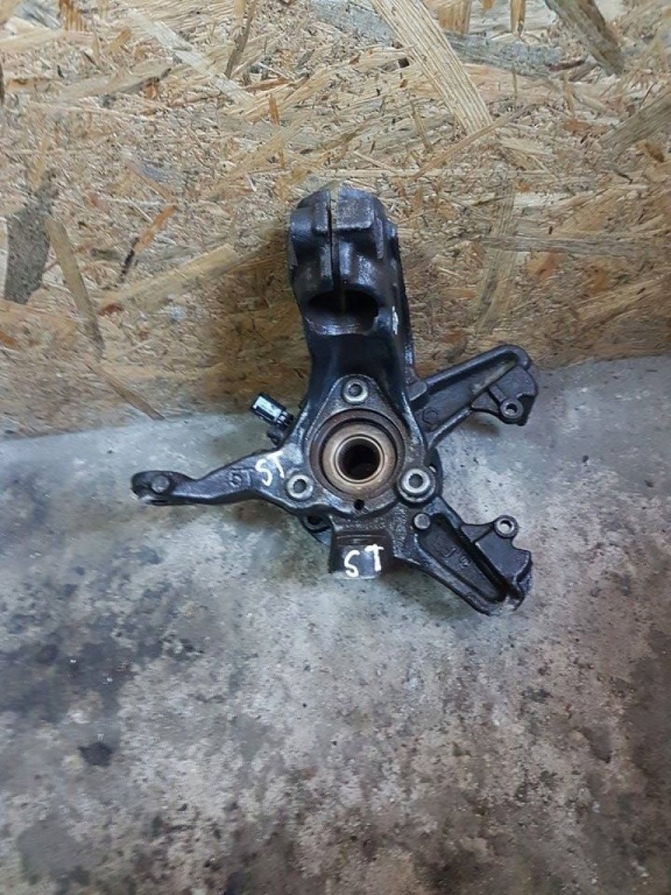 Fuzeta cu rulment stanga fata 1k0407255t vw caddy III 1.6i 8v bgu bse 102 cai