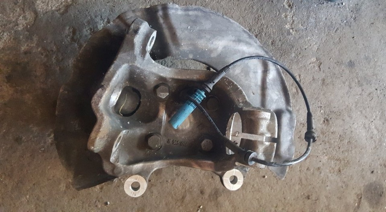 Fuzeta dreapta fata cod 6760954r bmw e60 e61 545i n62 333 cai