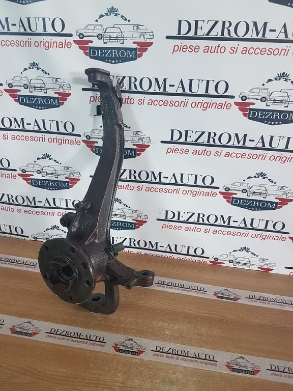 Fuzeta stanga fata 7l0407257A vw touareg 7l 3.0 tdi cata 224 cai