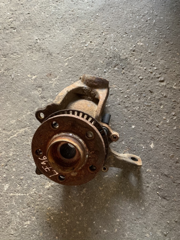 Fuzeta stanga fata Volkswagen Bora [1998 - 2005] Sedan 1.9 TDI MT (150 hp) (1J2)