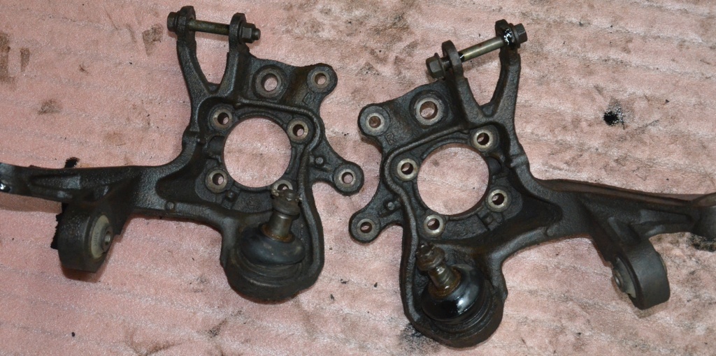 Fuzeta stanga sau dreapta spate Avensis T25 2003 - 2008