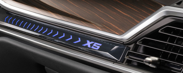 Gata cu asteptarea: BMW prezinta oficial noul X5 cu grila frontala iluminata si display curbat masiv