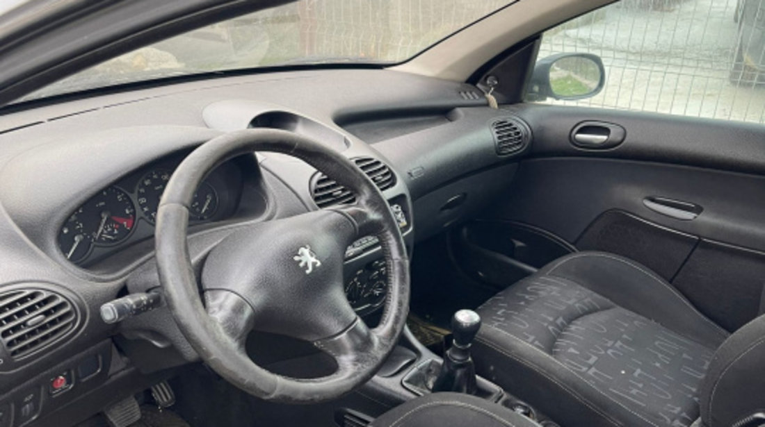 Geam fix caroserie spate stanga Peugeot 206 [1998 - 2003] Hatchback 3-usi 1.6 MT (110 hp)