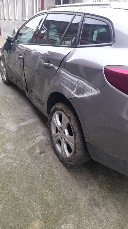 Geam fix usa spate stanga 822210015R Renault Megane III Estate