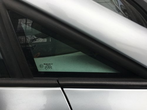 Geam / Gemulet Aripa Dreapta Fata Seat Leon 1P 2004 - 2011 Cod Culoare LS7Y