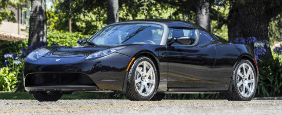 George Clooney isi scoate la licitatie bolidul electric Tesla Roadster