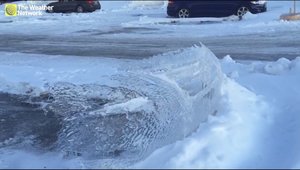 Gerul... tranteste o sculptura auto in mijlocul unei parcari din Canada