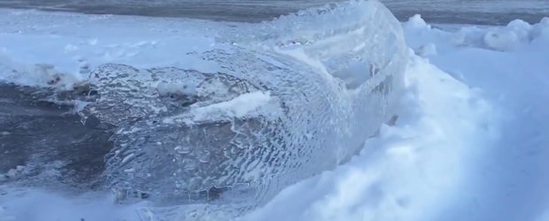 Gerul... tranteste o sculptura auto in mijlocul unei parcari din Canada