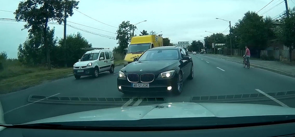 Ghicitoare cu raspuns usor: oare ce masina are melteanul care merge pe contrasens? Ghicitoare cu raspuns usor: oare ce masina are melteanul care merge pe contrasens?