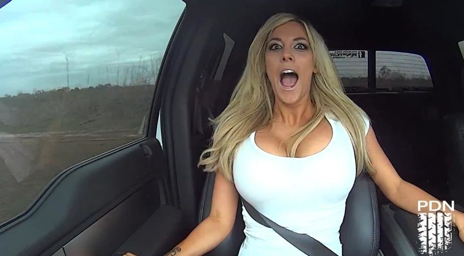 Gisele ne incanta privirile (iar) la bordul unui Ford SVT Raptor Gisele ne incanta privirile (iar) la bordul unui Ford SVT Raptor
