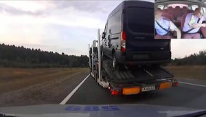 Gloante, alcool si politie in Rusia: soferul unui trailer plin de masini, oprit cu greu