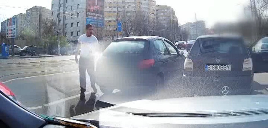 Golfistul bataus din traficul capitalei: B 880 BBY Golfistul bataus din traficul capitalei: B 880 BBY