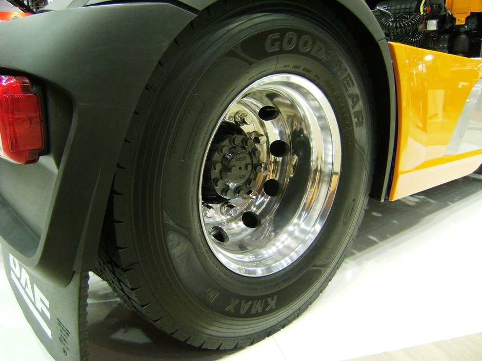 Goodyear echipeaza camioanele DAF cu modelele KMAX si FUELMAX