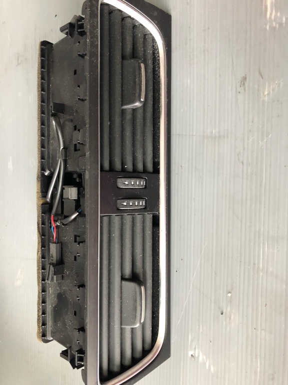 Grila aer bord centrala audi a4 b8 8t1820951c 8t1820951