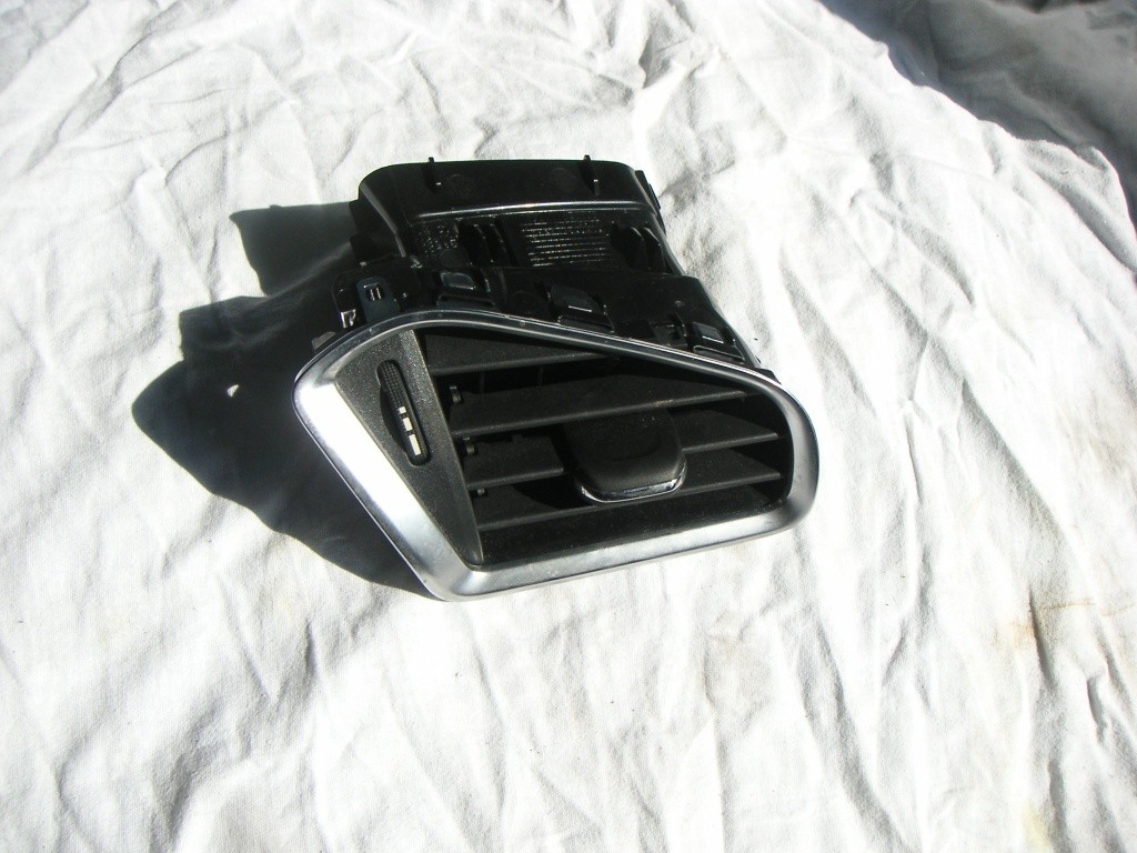Grila aer bord Citroen C4 cod 9671332277