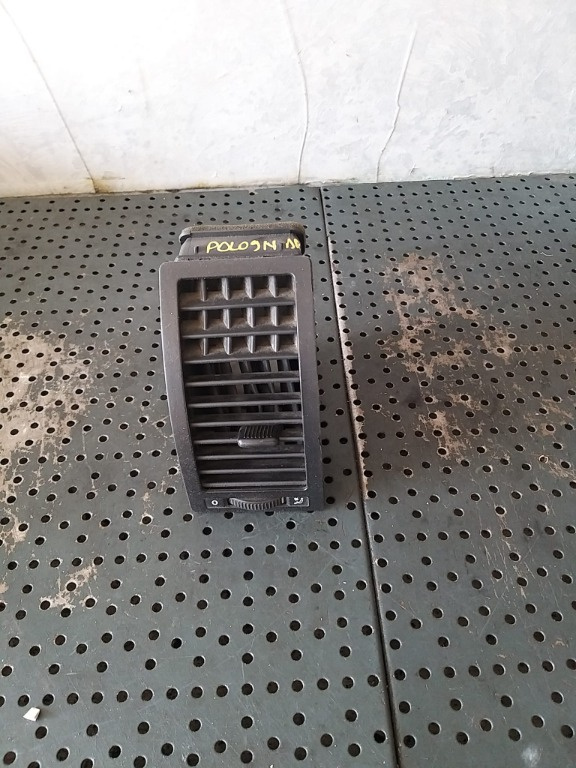 Grila aer bord dreapta vw polo 9n 6q0819704