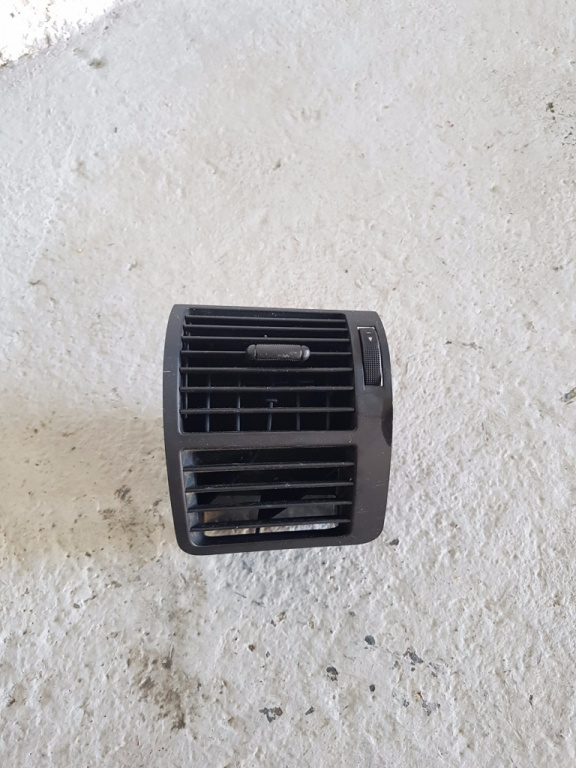 Grila aer bord OEM 8Z0820901