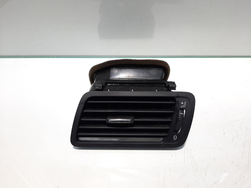 Grila aer bord stanga, cod 3C2819701E, VW Passat (3C2) (id:454465)