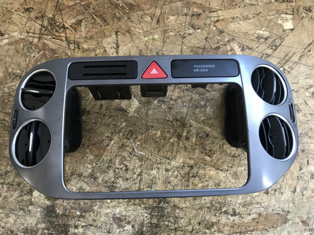 Grila aer bord VW Tiguan 2.0TDI,4x4, Manual LQU sedan 2011 (5M0819062)