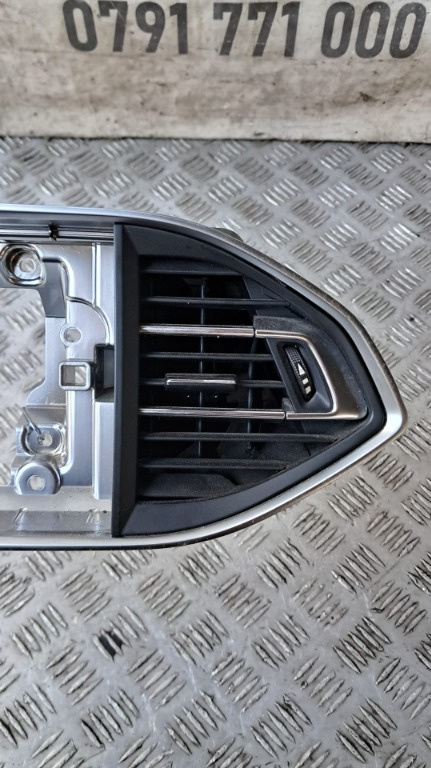 Grila aerisire central dreapta Peugeot 308 T9 1.5 HDI YHZ an 2019
