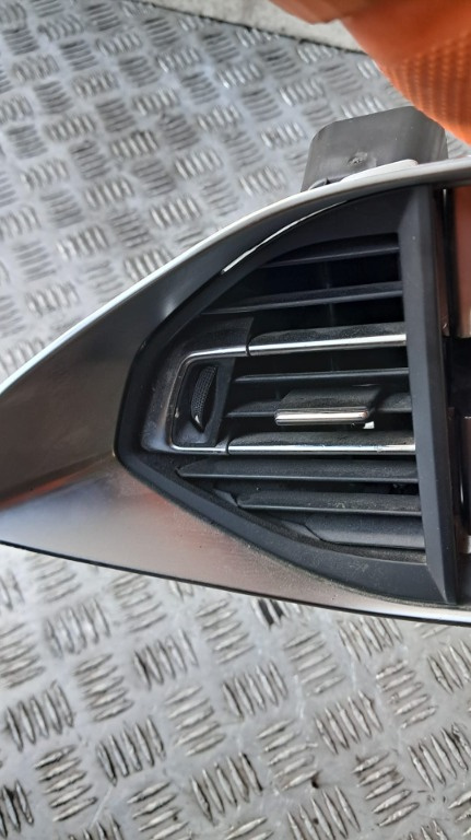 Grila aerisire central stanga Peugeot 308 T9 1.5 HDI YHZ an 2019