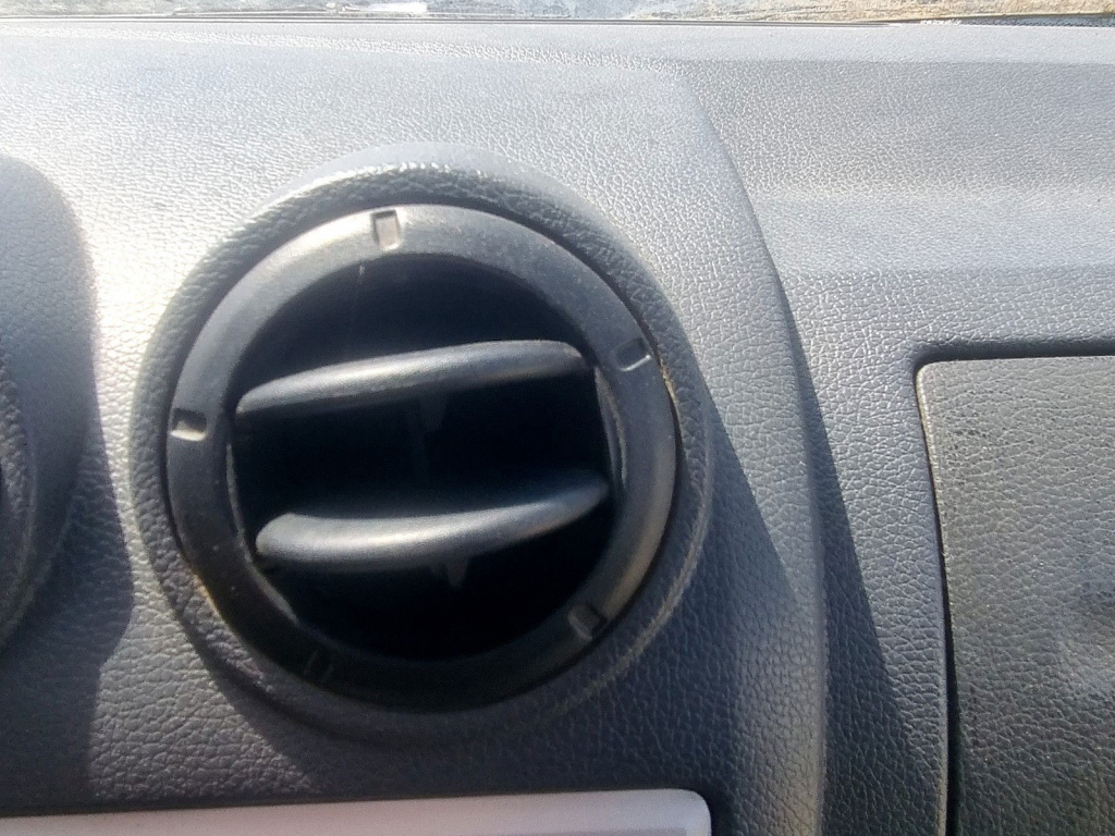 Grila aerisire centrala dreapta Dacia Logan (LS) [Fabr 2004-2012] 1.6 B K7M-F7 64KW / 87CP
