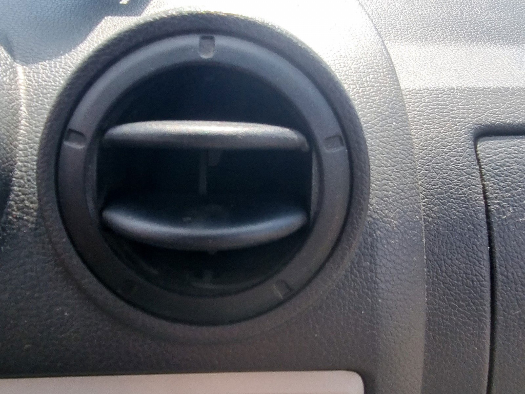 Grila aerisire centrala dreapta Dacia Logan (LS) [Fabr 2004-2012] 1.4 Benz K7J710 55KW / 75CP