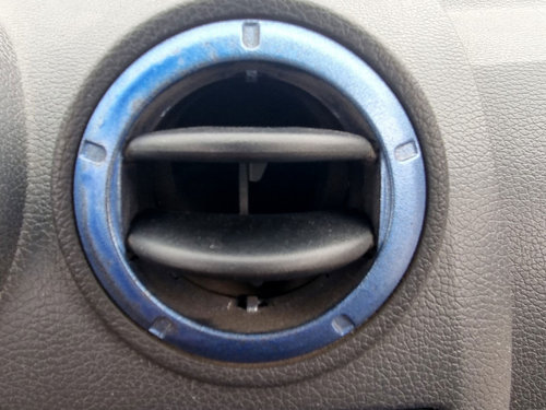 Grila aerisire centrala dreapta Dacia Logan MCV (KS) [Fabr 2007-2012] 1.6 Benz K7M710 64KW / 87CP