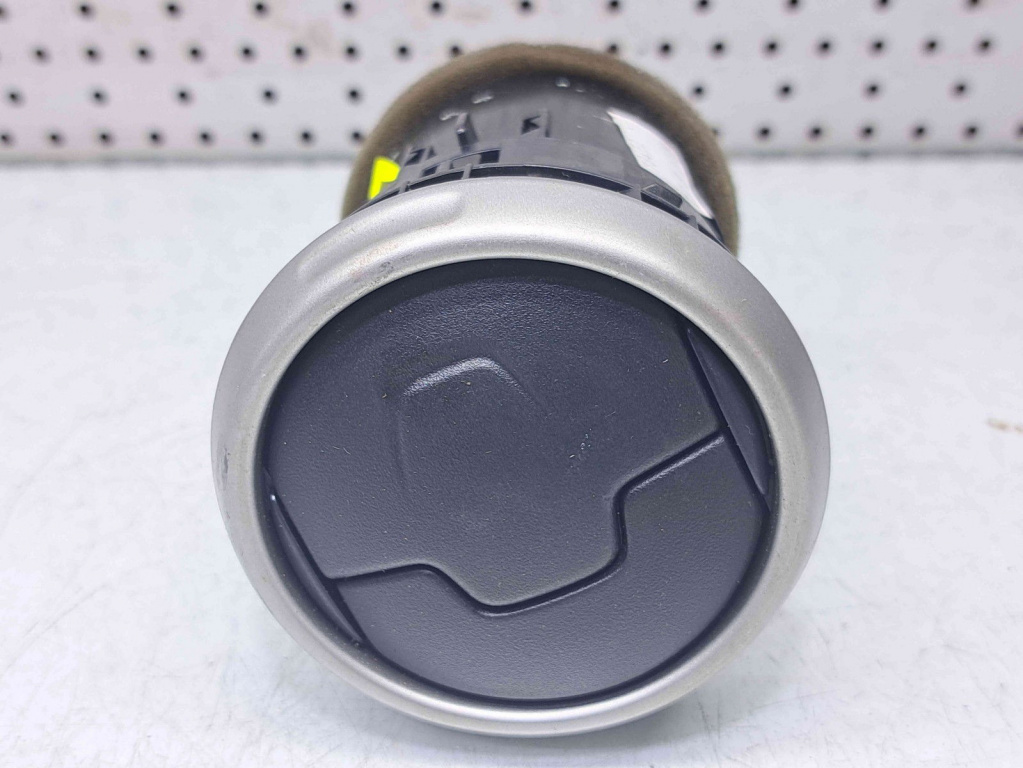 Grila aerisire centrala dreapta Nissan Qashqai [Fabr 2007-2014] 68760JD10A