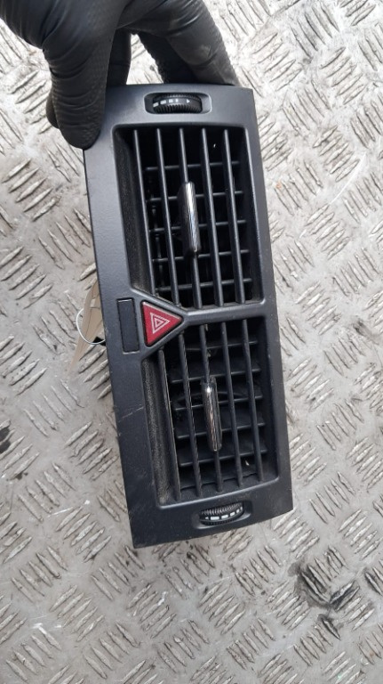 Grila aerisire centrala Mercedes A150 w169 benzina, cod motor 266.920 , transmisie manuala , an 2005 cod A1698