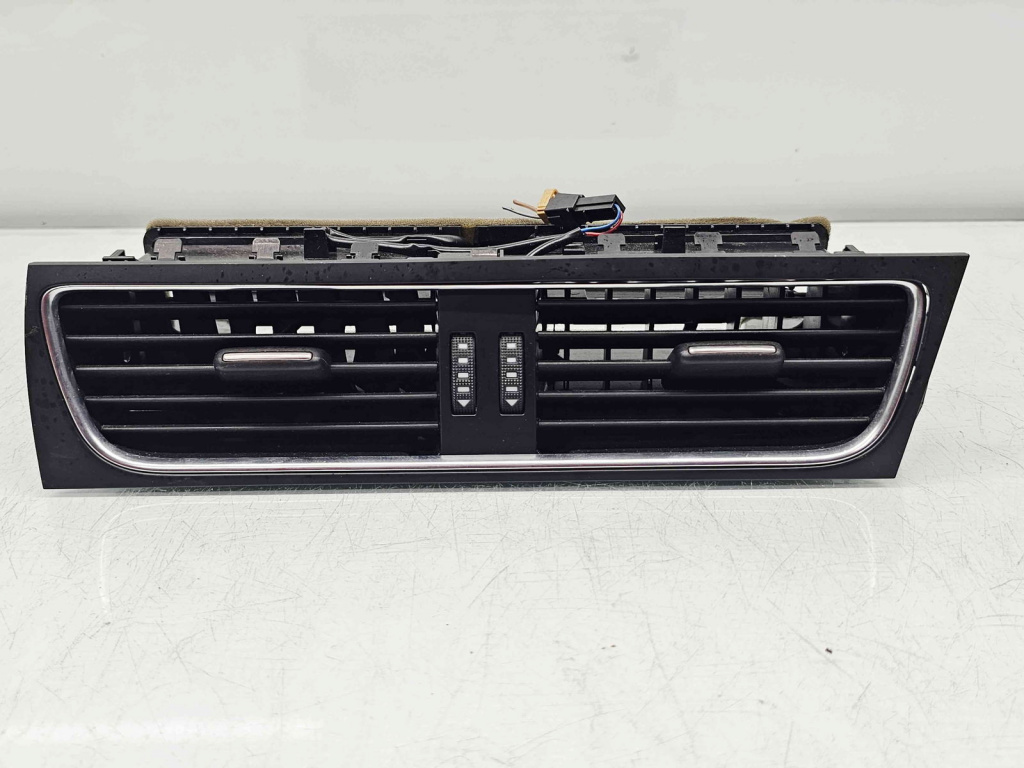 Grila aerisire centrala Volkswagen Passat B7 (362) [Fabr 2010-2014] 8T2820951C
