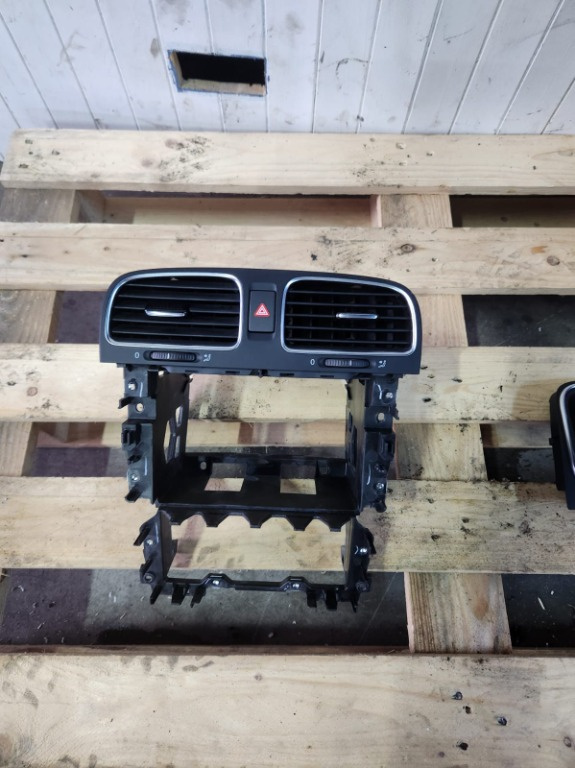 Grila aerisire centrala Vw Golf 6 1.6 TDI hatchback an de fabricatie 2011