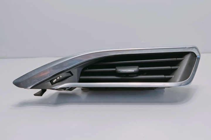 Grila aerisire dreapta 9673131677 Peugeot 208 [facelift] [2015 - 2019]