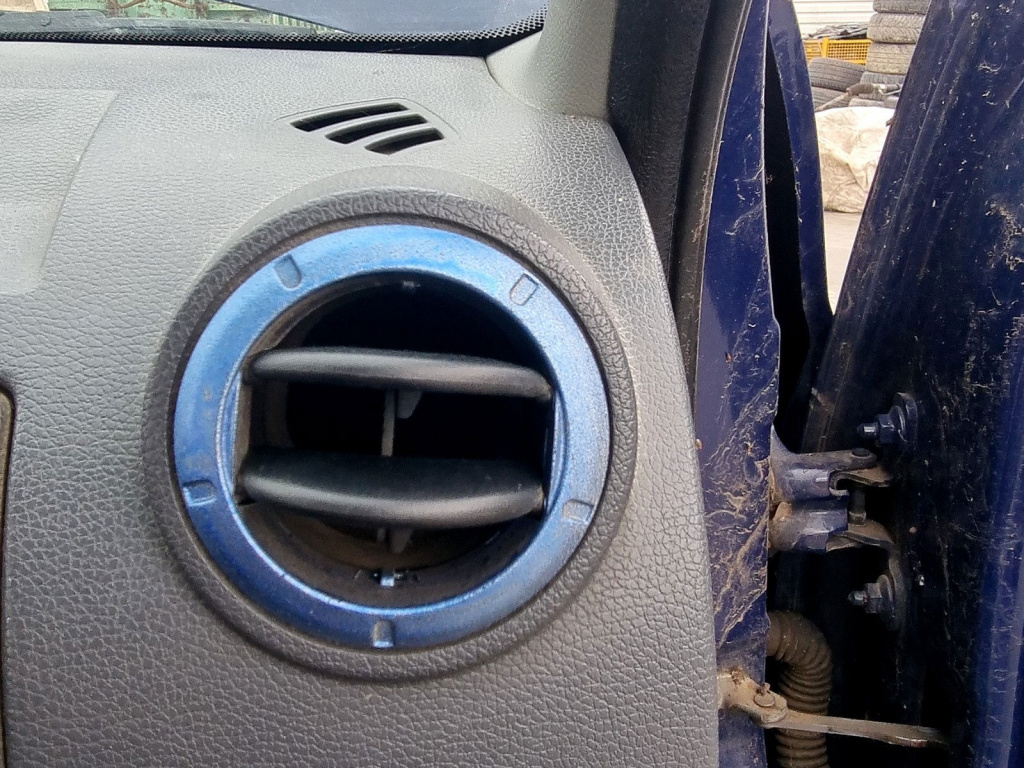 Grila aerisire dreapta Dacia Logan MCV (KS) [Fabr 2007-2012] 1.6 Benz K7M710 64KW / 87CP