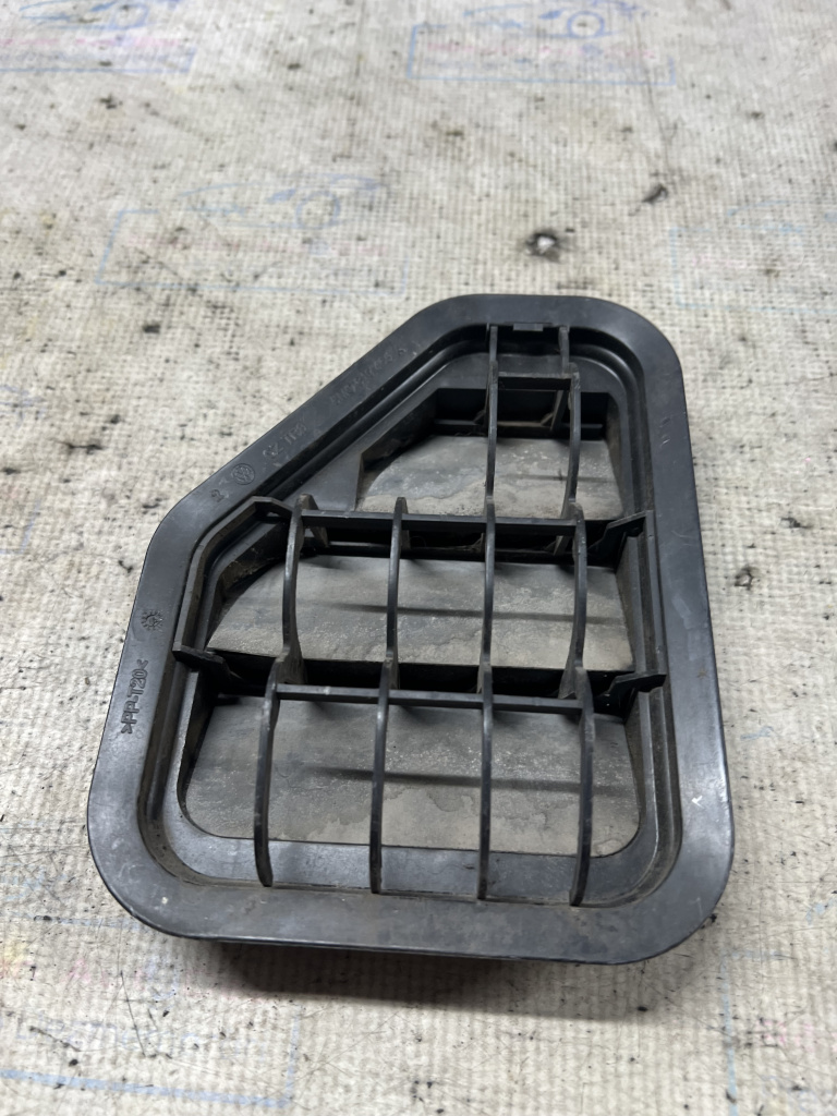 Grila aerisire dreapta spate Volkswagen Tiguan 2014, 5M0819465A