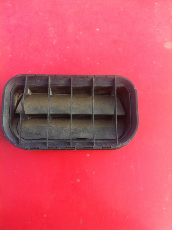 Grila aerisire portbagaj Audi A4 B5 [facelift] [2000 - 2001] Sedan 1.9 TDI MT (90 hp) (8D2 B5)