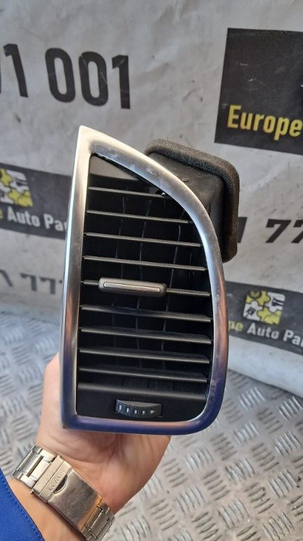 Grila aerisire stanga Audi Q7 an 2014 cod 4L0820901T