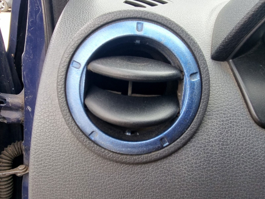 Grila aerisire stanga Dacia Logan MCV (KS) [Fabr 2007-2012] 1.6 Benz K7M710 64KW / 87CP