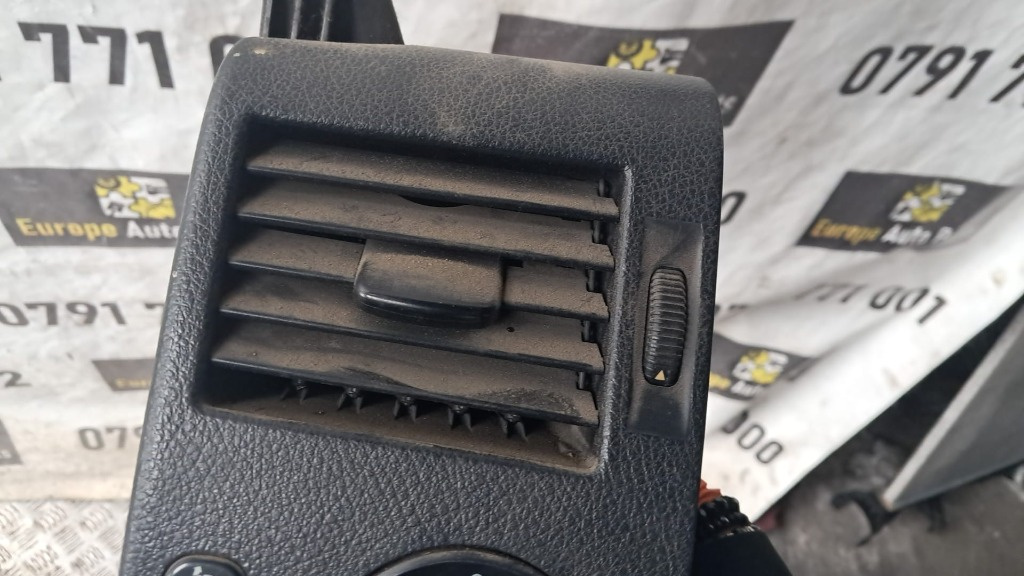 Grila aerisire stanga Vw Crafter 2.5 TDI cod motor BJK ,an 2009
