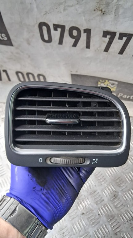 Grila aerisire stanga Vw Golf 6 an 2011 cod 5K0819710D