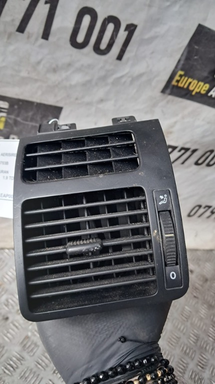 Grila aerisire stanga Vw Touran 1.9 TDI 105CP / 77 KW cod motor BLS an 2007 cod 1T0819703B