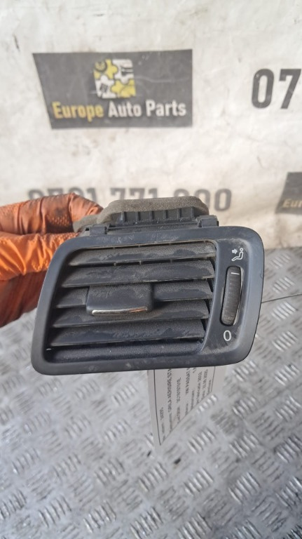 Grila aerisire VW Passat B6 an 2010 cod 3C1819701E