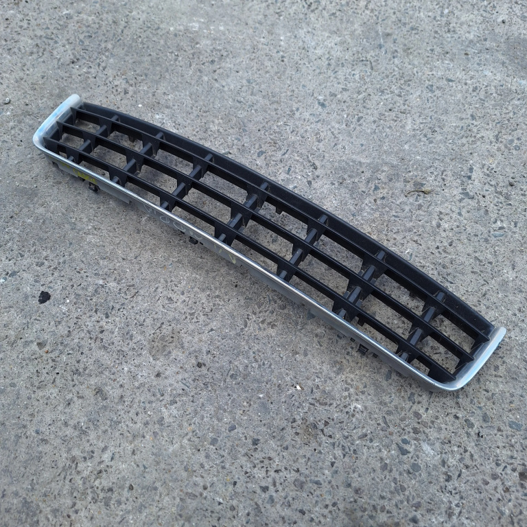 Grila Bara Centrala Audi A4 B6 (8E) 2000-2004 8H0807647
